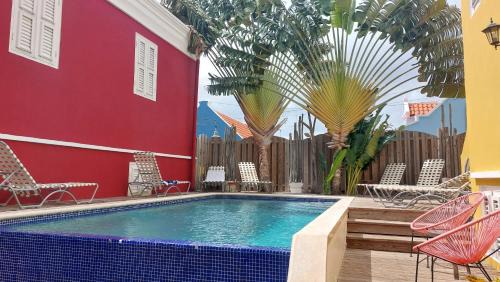 Otrobanda House | Purple house in colorful city centre