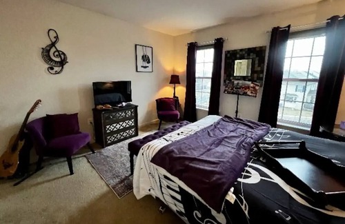 Boonsboro Apartment | Purple Rain Room @ Music House.