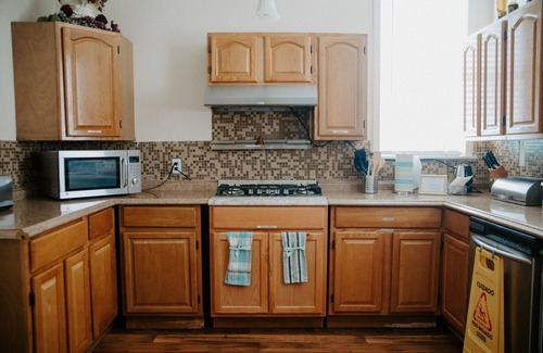 Government Hill Bed & Breakfast | Purple ROOM ! With shared Bathroom inside a house.