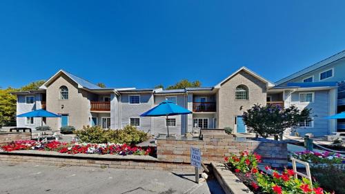 Put-in-Bay House | Put-in-Bay Poolview Condo #4