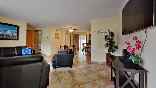 Put-in-Bay House | Put-in-Bay Poolview Condo #4