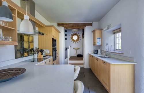 Putsborough House | Putsborough Manor Barn (Sleeps 4 + cot) Tennis Dogs WIFI Jacuzzi BBQ Beach