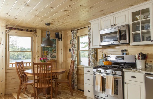 Lochmere Cabin | PVT sandy beach,Fire pit,kayaks, paddle boards,dog friendly,1 min to Lake Estate