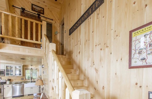 Lochmere Cabin | PVT sandy beach,Fire pit,kayaks, paddle boards,dog friendly,1 min to Lake Estate