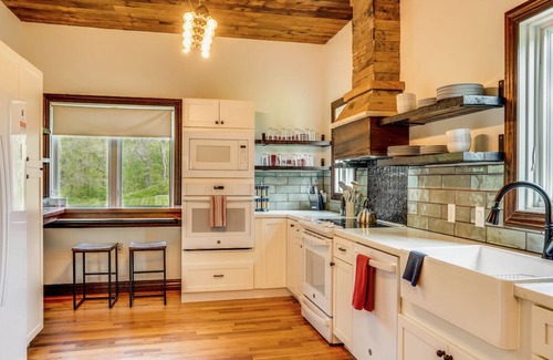 Ravenna House | Pvt Swim Pond, Hot tub, Pickleball