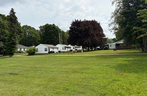 Pymatuning Central Cottage | Pymatuning Lakefront Cottage 1 with Dock Slip