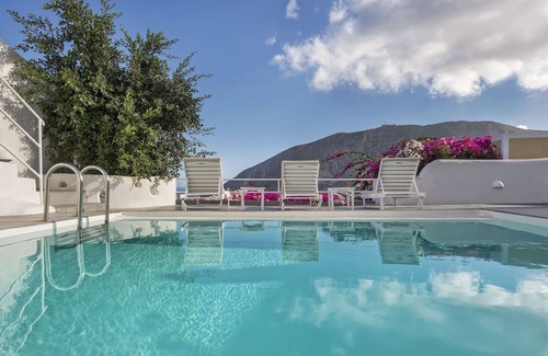 Exo Gonia Villa | Pyrgos 3-Bed Villa, Sleeps 8, with Pool and AirCon