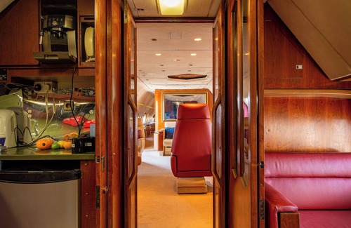 Hanham Boat Rental | PYTCHAir Boeing 727 Private Jet Hotel
