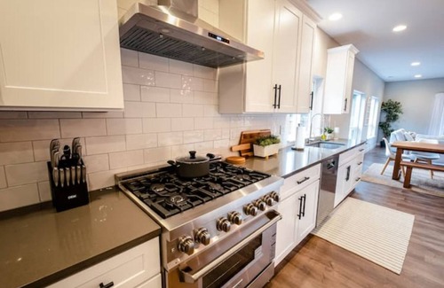 Lakewood House | Q House in Lakewood - 5BR, 3Bath + AC. Sleeps 16. Kid and Pet-Friendly