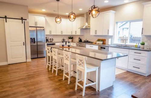 Lakewood House | Q House in Lakewood - 5BR, 3Bath + AC. Sleeps 16. Kid and Pet-Friendly