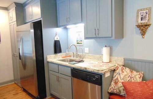 Demere Park House | Q4 Professionally decorated upstairs beautiful soothing colors close to back pool