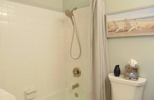 Demere Park House | Q4 Professionally decorated upstairs beautiful soothing colors close to back pool