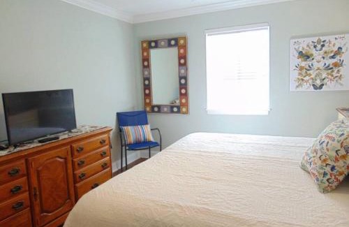 Demere Park House | Q4 Professionally decorated upstairs beautiful soothing colors close to back pool
