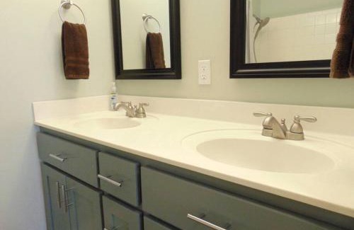 Demere Park House | Q4 Professionally decorated upstairs beautiful soothing colors close to back pool