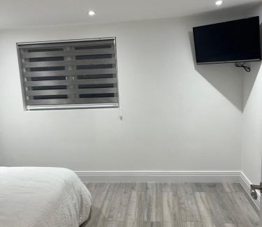 West Thurrock Apartment | QB Stylish 2 Bedroom Apartment - Smart TV - Wifi - Parking