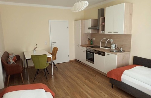 Elisabeth-Vorstadt Bed & Breakfast | Quadruple room with shower, toilet - Adlerhof, pension