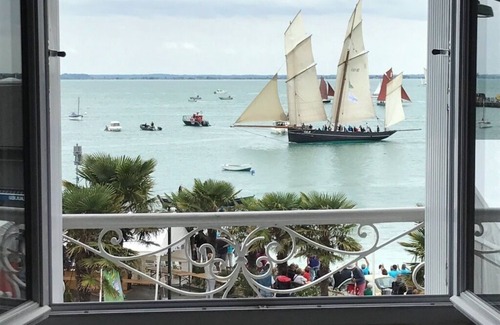 Cancale Apartment | Quai 22 in Cancale: unobstructed view of the sea, facing the bay of Mt-St-Michel