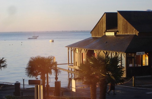 Cancale Apartment | Quai 22 in Cancale: unobstructed view of the sea, facing the bay of Mt-St-Michel