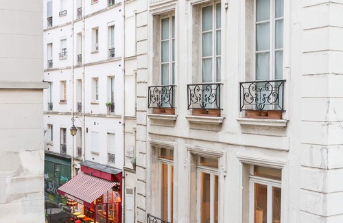 Les Iles Apartment | Quai aux Fleurs Apartment, by Veeve