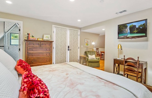 South Pasadena House | Quaint 1 Bdrm Suite with a Balcony in South Pas