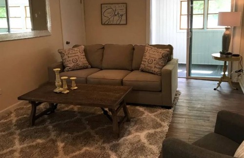 Libertyville Apartment | Quaint 1 Bedroom Apt ★ Wifi 50" TV ★ Libertyville