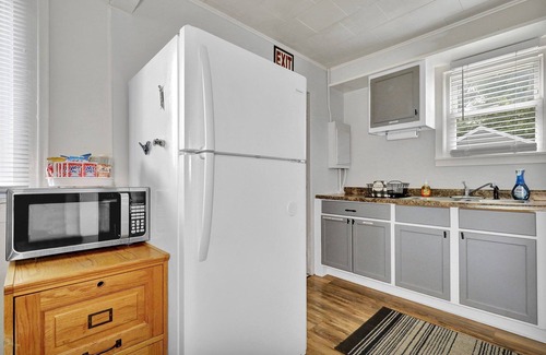 Lansing House | Quaint 1 Bedroom House on N Martin Luther King Jr Blvd, Lansing: Your Ideal Home