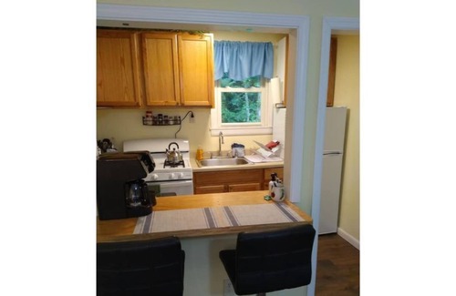True Cabin | Quaint 1 Bedroom Retreat Cabin by the Creek