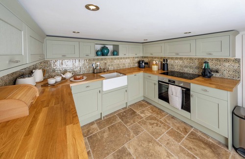New Forest District Cottage | Quaint 18th Century Fishermans Cottage in Lymington