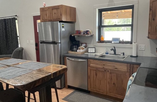 Deadwood Cabin | Quaint 2 Bedroom Cabin located in the heart of the Black Hills with garage