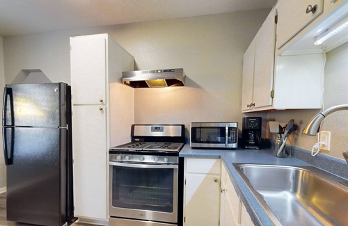 Del Mar House | Quaint 2-bedroom beach home with enclosed backyard private W/D