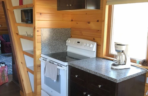 Spencer Cabin | Quaint 2-bedroom waterfront Aframe cabin