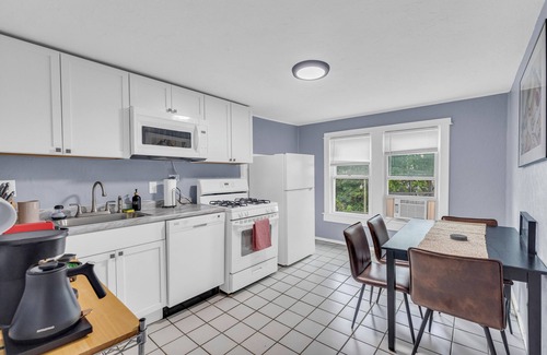 University Circle Apartment | Quaint 2BR in Historical Little Italyn