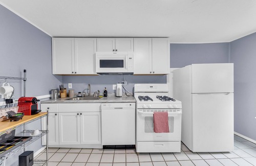 University Circle Apartment | Quaint 2BR in Historical Little Italyn
