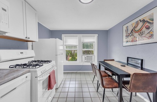 University Circle Apartment | Quaint 2BR in Historical Little Italyn