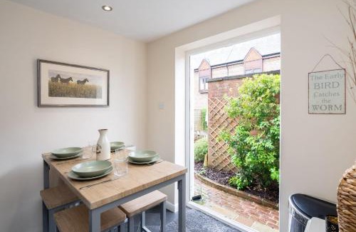 Dorking House | Quaint 3 bed Cottage in central Dorking with parking