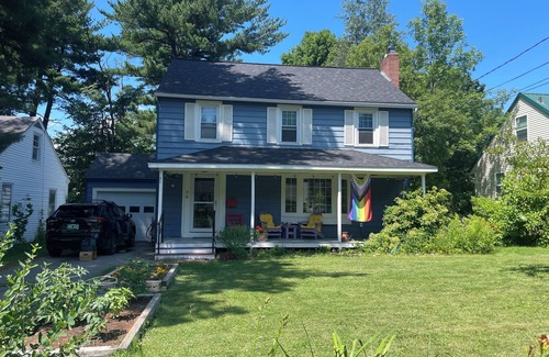 South End House | Quaint 3-bedroom house with spacious deck and backyard in South End, Burlington