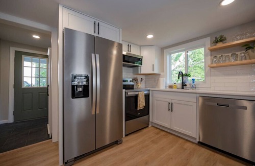 Madison Heights House | *Quaint 3BD Home 2 King Beds 3TVs Free Wifi*