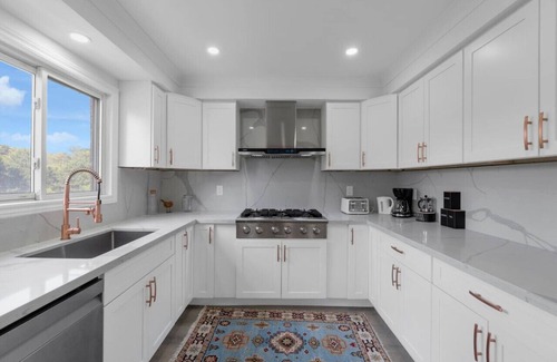 Erin Mills Apartment | Quaint 3BR - 5 min to UTM/Erindale Park + Parking
