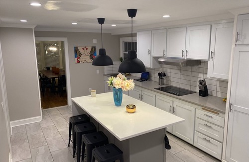 New London House | Quaint 4 bdr Cape Cod, sleeps 8-10. 4 min to USCGA, Con college & downtown