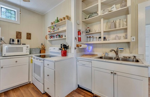 Lake Waccamaw House | Quaint 5-bedroom family lake front house in Lake Waccamaw