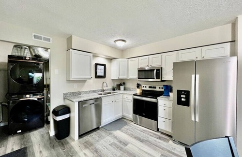 Lindenwald House | Quaint and Cozy 3 Bed home in Liberty Twp.