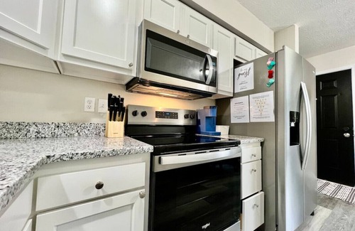 Lindenwald House | Quaint and Cozy 3 Bed home in Liberty Twp.