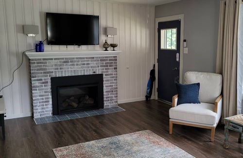 Lebanon House | Quaint and Cozy Near-Town Cottage With Fenced-In Pool