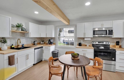 Evansville House | Quaint and Cozy Retreat!