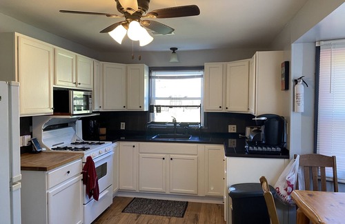 Lexington Cottage | Quaint and Quiet Private Cottage Close to the Beach