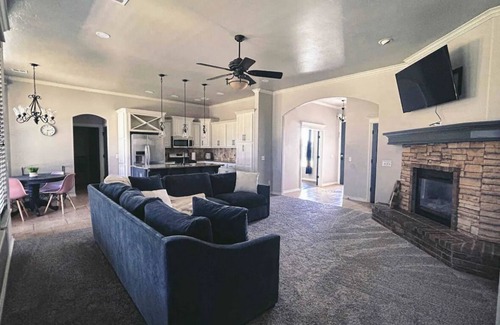 Wheatland House | Quaint and Spacious Home with great highway access