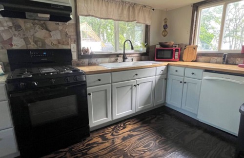 Gypsum House | Quaint Bay Cottage Retreat W/Sunsets & Hot Tub