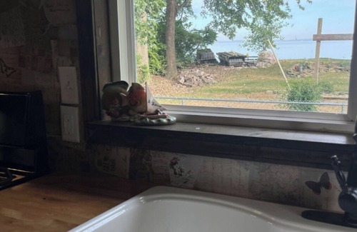 Gypsum House | Quaint Bay Cottage Retreat W/Sunsets & Hot Tub