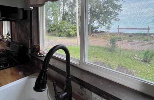 Gypsum House | Quaint Bay Cottage Retreat W/Sunsets & Hot Tub