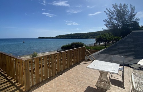 Rio Bueno House | Quaint Beachfront Bungalow